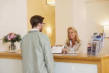 Der Empfangsbereich der Psychosomatischen Klinik Kloster Dießen