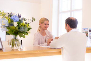 Der Empfangsbereich der Psychosomatischen Klinik Kloster Dießen