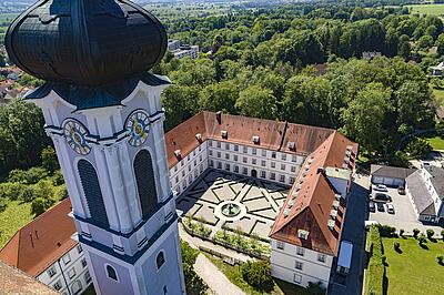 Blick auf die Klinik