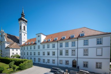 Blick auf die Psychosomatische Klinik Kloster Dießen