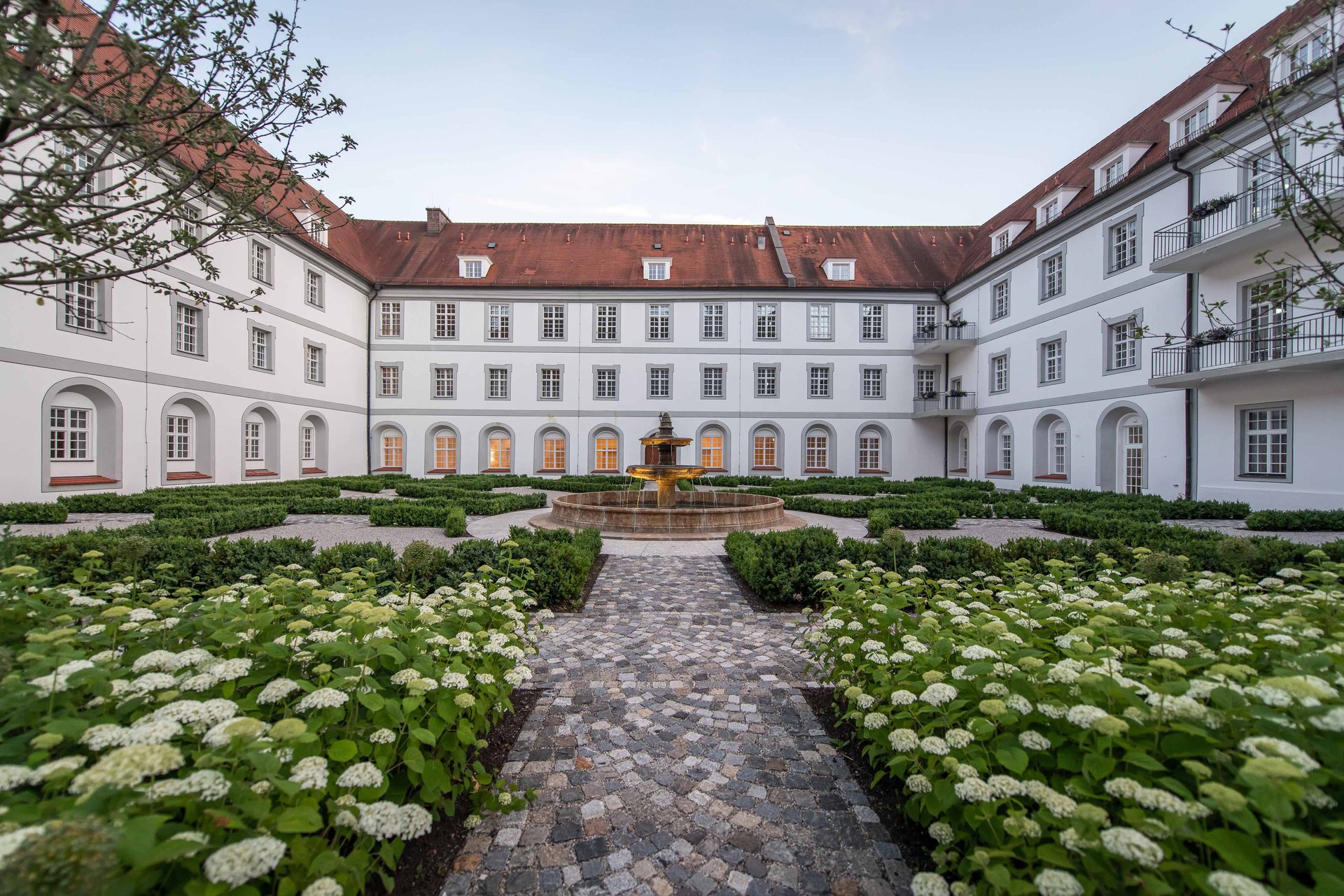 Der Innenhof der Psychosomatischen Klinik Kloster Dießen