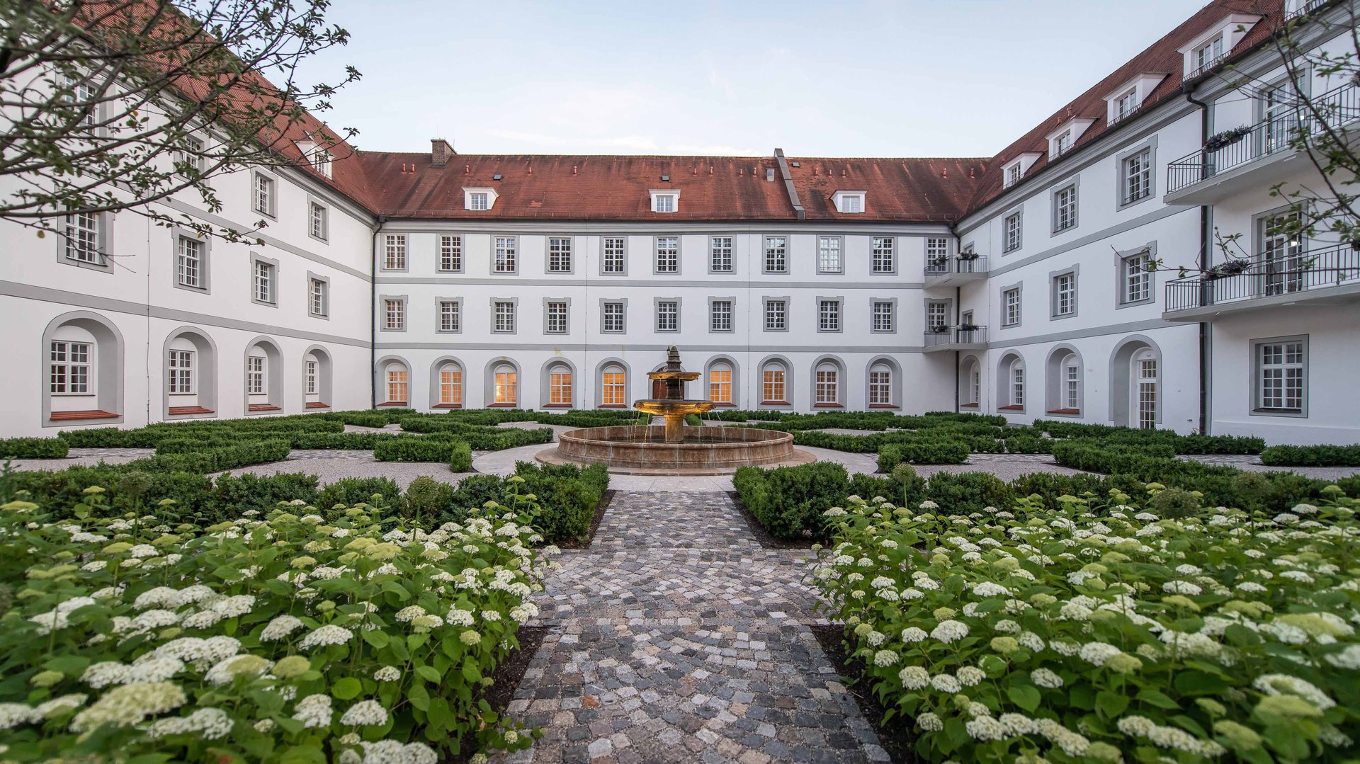 Der Innenhof der Psychosomatischen Klinik Kloster Dießen