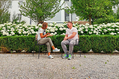 Psychosomatische Klinik Kloster Diessen Header Landingpage Pflege vor Marienmuenster Gespraech